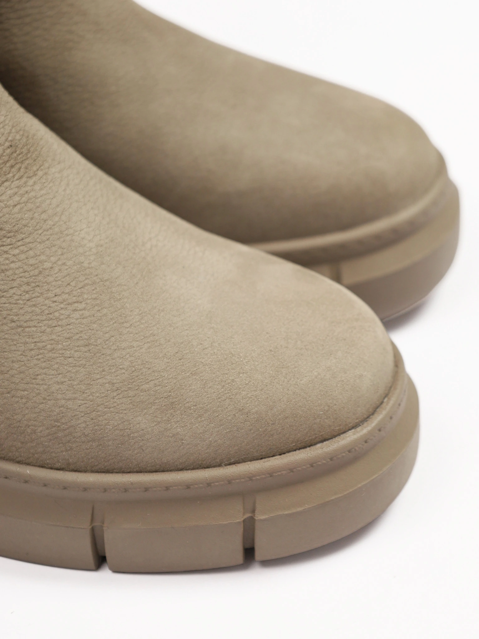 Ботинки серого цвета с оторочкой мехом на средней платформе